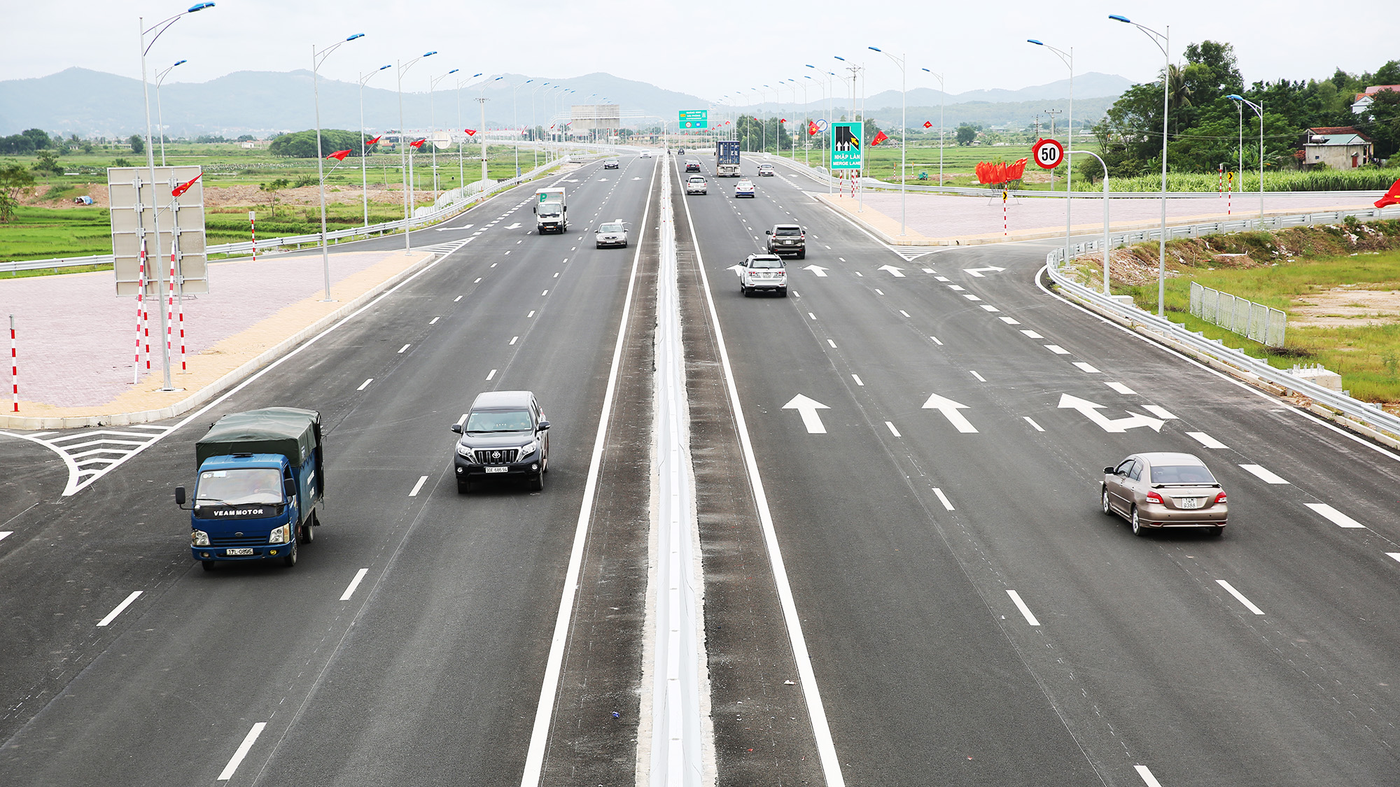 Cao tốc Hạ Long - Hải Phòng trung bình mỗi ngày có khoảng 11.000 phương tiện lưu thông trên tuyến.