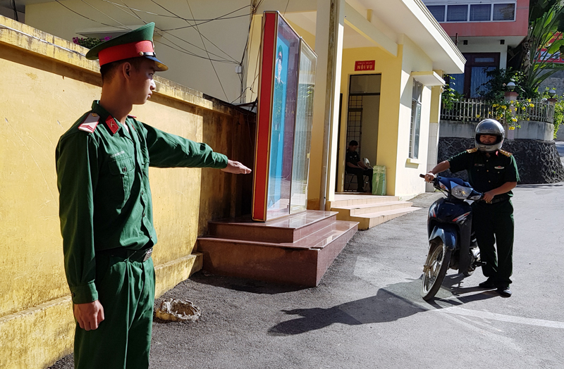 Cán bộ chiến sĩ thực hiện nghiêm túc kỷ luật, quy định ra vào đơn vị tại Bộ CHQS tỉnh.