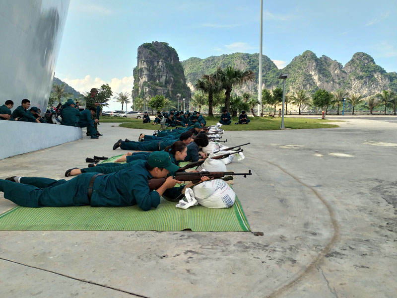 Ban CHQS TP Hạ Long huấn luyện bắn súng bộ binh cho lực lượng tự vệ trong các sở, ban, ngành của tỉnh mới được thành lập năm 2018
