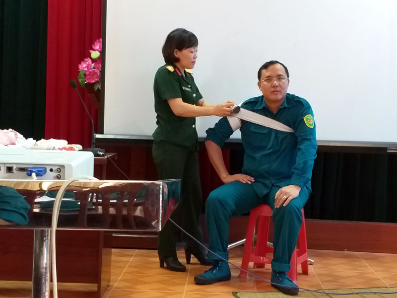 Cán bộ Quân y thuộc Ban CHQS TP Hạ Long huấn luyện sơ cứu thương binh cho các chiến sĩ tự vệ