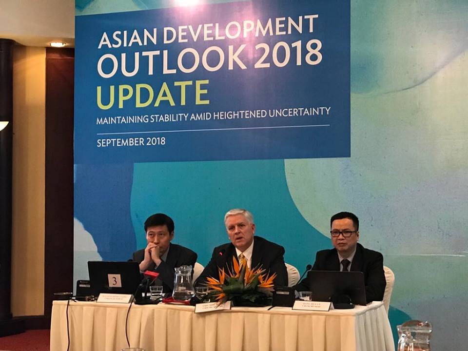 Ông Eric Sidgwick, Giám đốc Quốc gia của ADB tại Việt Nam (giữa) phát biểu trong cuộc họp báo công bố triển vọng kinh tế Việt Nam sáng nay 26/9.