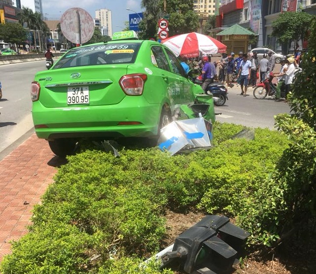 Đường giữa trưa vắng nên cả 2 đi tốc độ nhanh qua ngã tư dẫn đến tai nạn