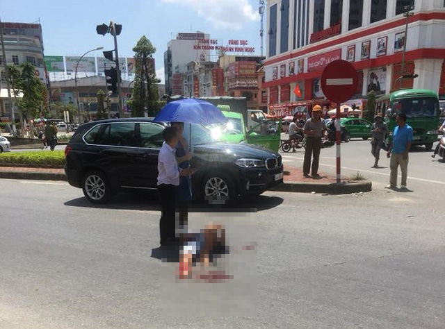 Nam thanh niên vượt đèn đỏ bị tai nạn gãy chân nằm giữa đường