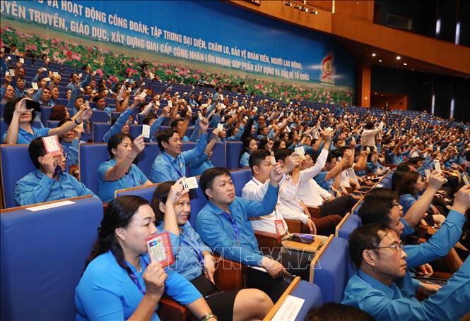 Đại biểu biểu quyết bầu Ban Chấp hành Tổng Liên đoàn Lao động Việt Nam khóa XII. Ảnh: TTXVN
