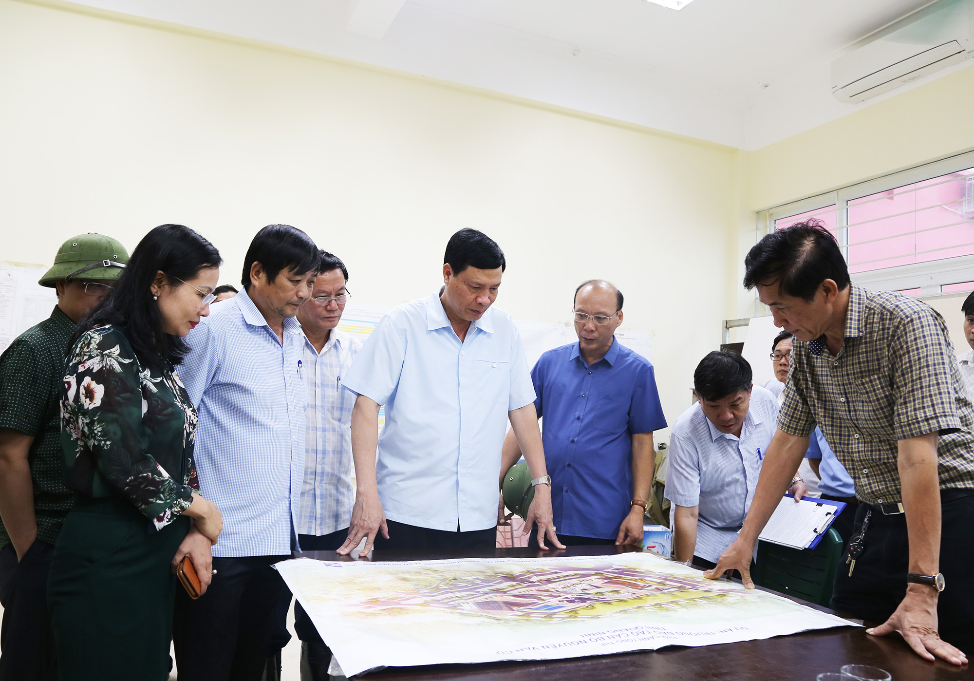 Đồng chí Nguyễn Đức Long, Phó Bí thư Tinh ủy, Chủ tịch UBND tỉnh, kiểm tra tiến độ xây dựng Trường Đào tạo Cán bộ Nguyễn Văn Cừ, tại phường Minh Thành, TX Quảng Yên.