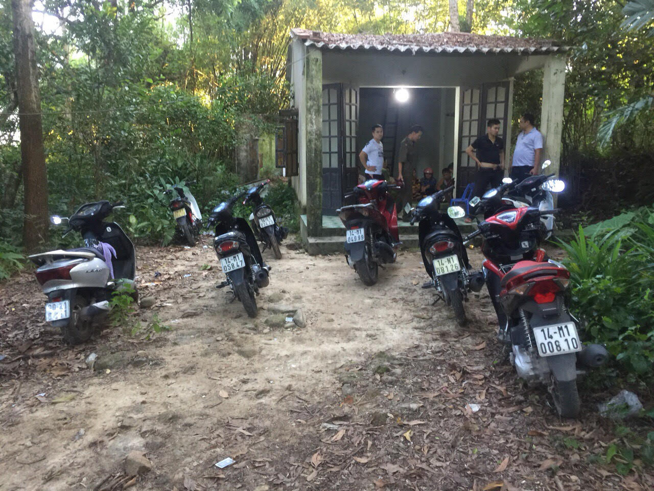 Các đối tượng rất tinh vi trong việc lựa chọn ngôi nhà hoang ít người qua lại để tổ chức đánh bạc