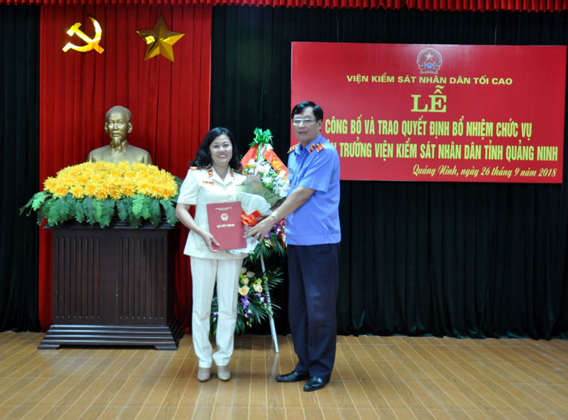 Tiến sĩ Trần Công Phàn, Phó Viện trưởng Viện Kiểm sát Nhân dân Tối cao trao quyết định bổ nhiệm cho đồng chí Nguyễn Mai Thúy