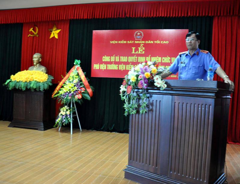 Tiến sĩ Trần Công Phàn, Phó Viện trưởng Viện Kiểm sát Nhân dân Tối cao phát biểu chúc mừng và giao nhiệm vụ cho đồng chí Nguyễn Mai Thúy