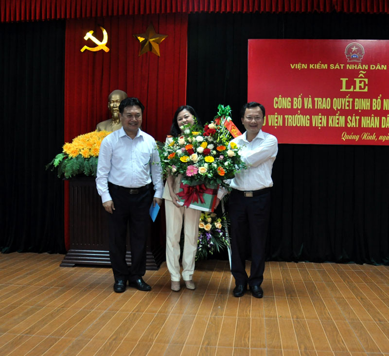 Các đồng chí: Trưởng Ban Tuyên giáo Tỉnh ủy và Phó Chủ tịch HĐND tỉnh tặng hoa chúc mừng đồng chí Nguyễn Mai Thúy