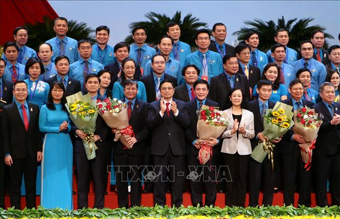 Trưởng Ban Tổ chức Trung ương Phạm Minh Chính và Trưởng Ban Dân vận Trung ương Trương Thị Mai tặng hoa chúc mừng Ban Chấp hành Tổng Liên đoàn Lao động Việt Nam khóa XII, nhiệm kỳ 2018-2023. Ảnh: TTXVN