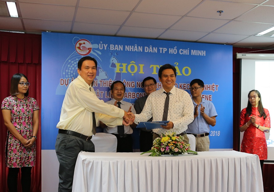Trung tâm Nghiên cứu Triển khai Khu Công nghệ cao và Công ty Cổ phần Chíp Sáng ký kết hợp tác trong sản xuất và thương mại hóa sản phẩm. Ảnh: VGP/Mạnh Hùng