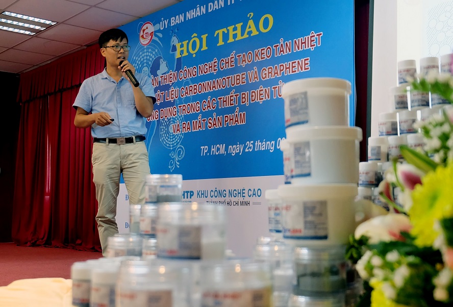 TS. Đỗ Hữu Quyết giới thiệu sản phẩm keo tản nhiệt trong sản xuất các thiết bị điện tử. Ảnh: VGP/Mạnh Hùng
