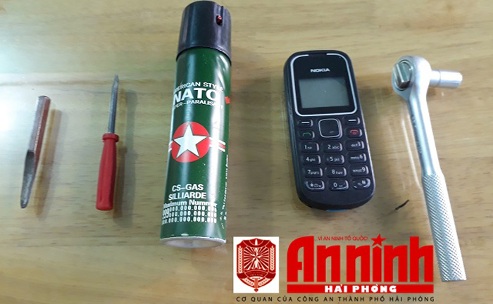Dụng cụ 2 tên cướp mang theo khi gây án.