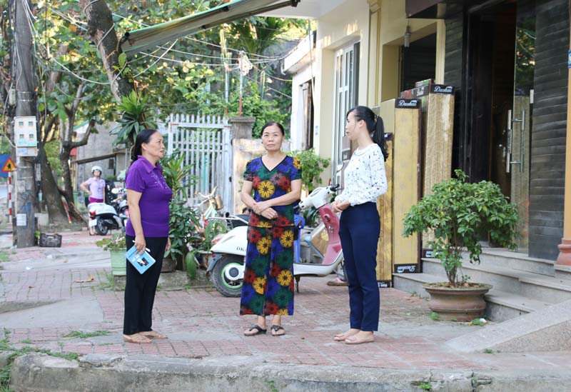 Cán bộ, đảng viên khu phố 3, thị trấn Trới trao đổi với đảng viên (bên phải) chuyển sinh hoạt đảng về chi bộ khu phố.