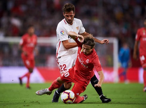  Cầu thủ xuất sắc nhất thế giới - Modric (áo đỏ) hoàn toàn lu mờ ở trận đấu này. (Ảnh: Getty).