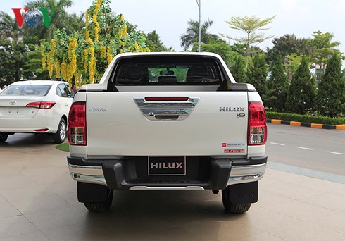 Toyota Hilux 2018 sở hữu kích thước dài x rộng x cao 5.330 x 1.855 x 1.815 mm đi kèm chiều dài cơ sở 3.085 mm. Trong khi đó, kích thước dài x rộng x cao thùng xe phía sau lần lượt là 1.525 x 1.540 x 480 mm.