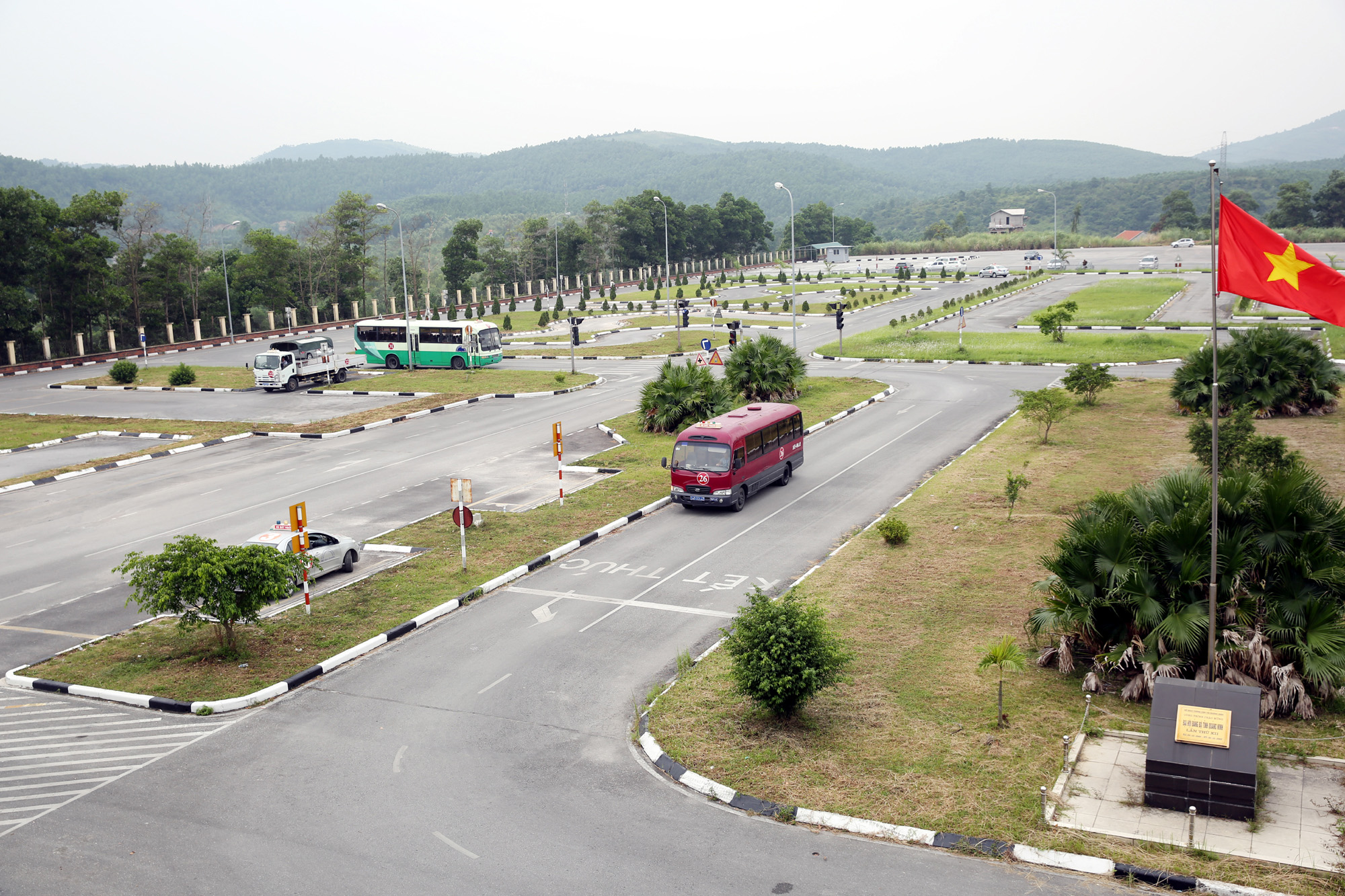 Sa hình phục vụ đào tạo, sát hạch xe cơ giới tại Trung tâm Sát hạch lái xe Quảng Ninh (9-2016). Ảnh: Đỗ Phương