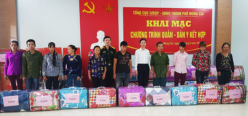 Tặng quà cho các gia đình chính sách.