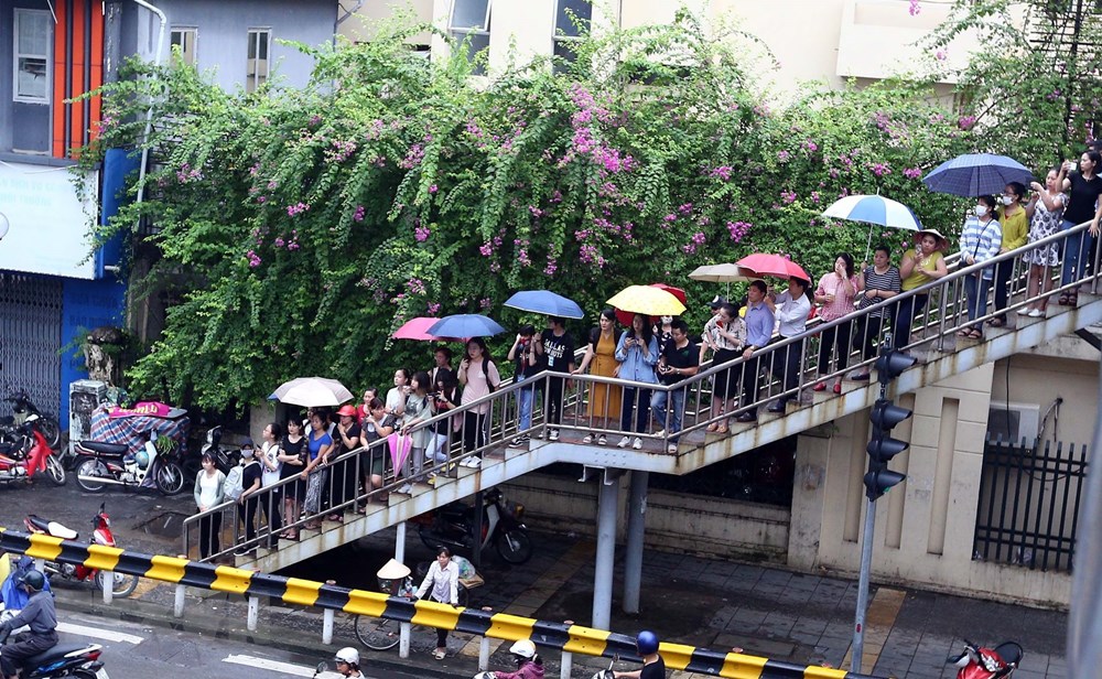 Nhân dân thủ đô đứng hai bên đường đưa tiễn Chủ tịch nước Trần Đại Quang. (Ảnh: Danh Lam/TTXVN)