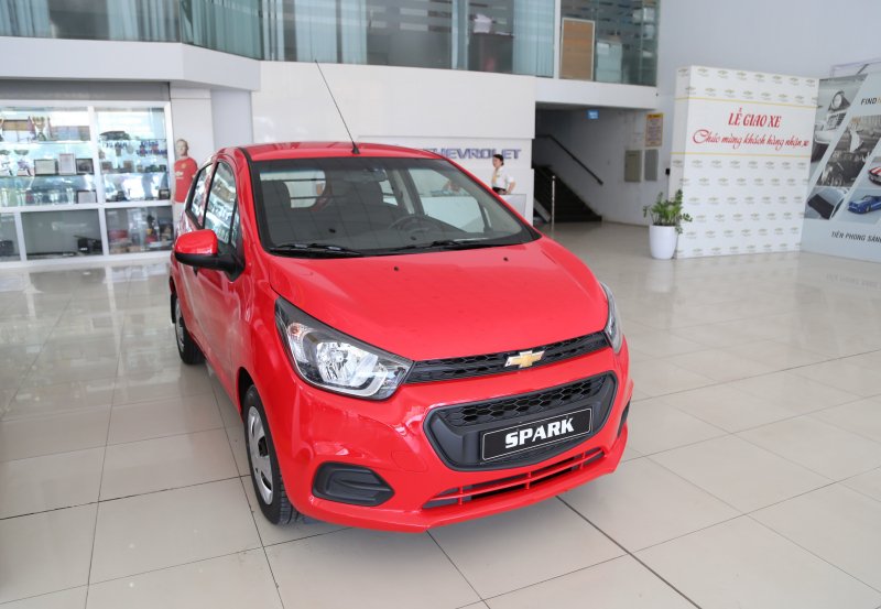 Chevrolet Spark Duo hiện nay là mẫu xe rẻ nhất Việt Nam, đồng thời có giá lăn bánh rẻ nhất, chỉ khoảng hơn 300 triệu đồng