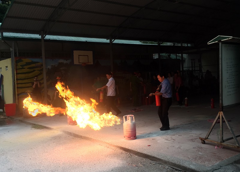 Thực hành sử dụng bình bột dập tắt bình gas.
