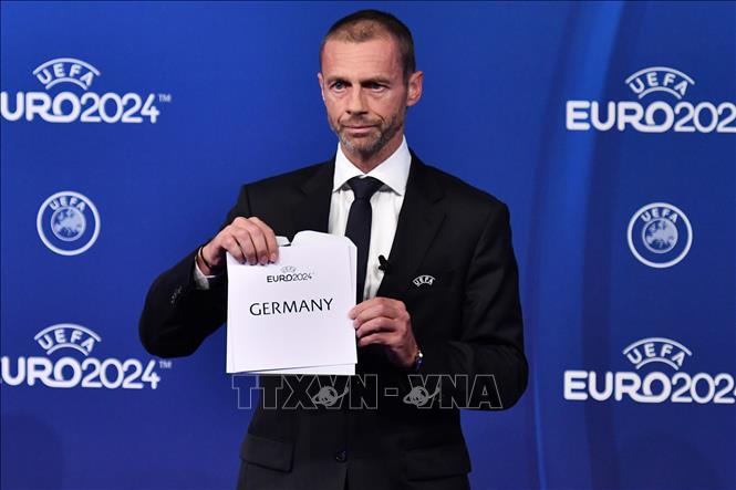 Chủ tịch UEFA Aleksander Ceferin thông báo Đức sẽ đăng cai vòng chung kết EURO 2024. Ảnh: AFP/TTXVN