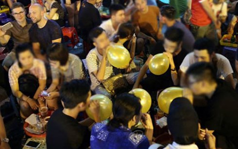 Bóng cười đang được mua bán, sử dụng tràn lan trong giới trẻ.