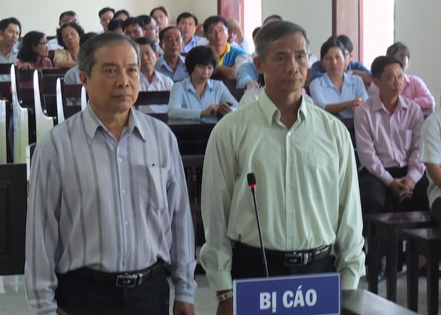 Bị cáo Thắng và Hòa (từ trái qua) tại phiên tòa. Ảnh: M.Anh.