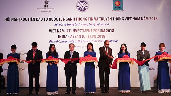 Ông Phan Tâm, Thứ trưởng Bộ TT&TT cùng các chuyên gia quốc tế cắt băng khai mạc Hội nghị xúc tiến đầu tư quốc tế ngành TT&TT năm 2018. Ảnh: Trọng Đạt