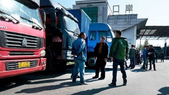 Xe tải của Trung Quốc chờ ở cảng để chuẩn bị vận chuyển hàng hóa tới Triều Tiên. (Nguồn: Getty Images)