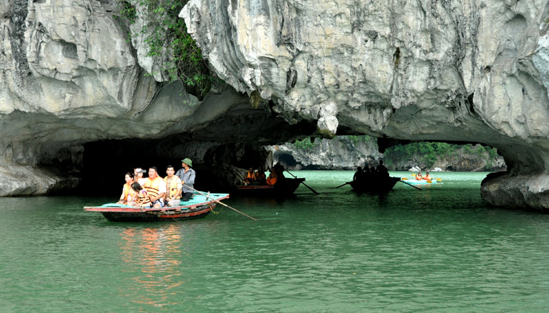 Du khách tham quan khu vực Ba Hang trên Vịnh Hạ Long. Ảnh: Đại Dương
