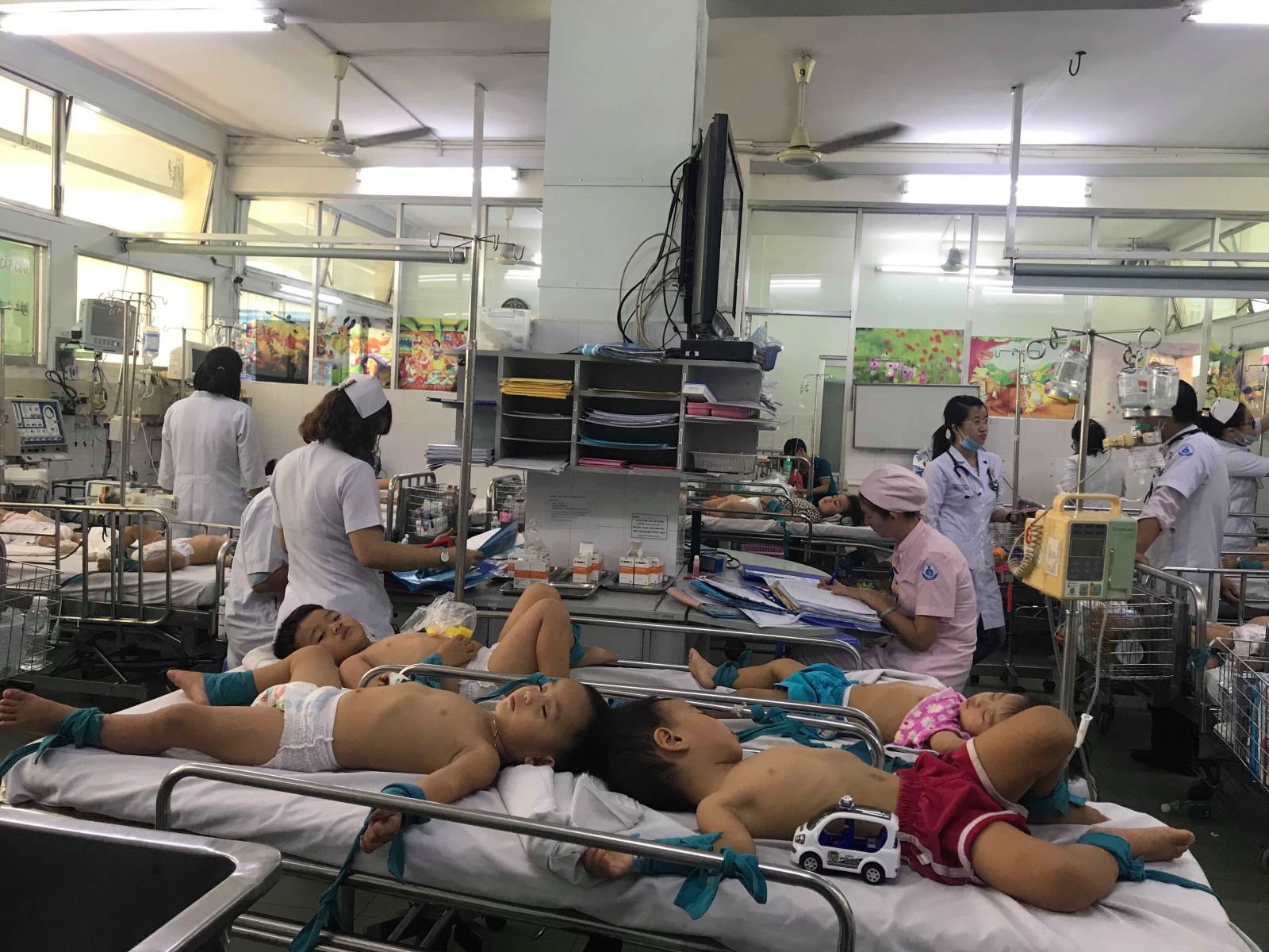 Bệnh viện quá tải, 2 - 3 bệnh nhi phải nằm một giường.