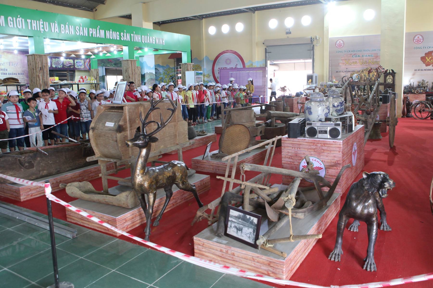 Chợ cảnh trở thành mô hình chợ du lịch hút khách, bao gồm các đối tượng, trong đó có học sinh sinh viên