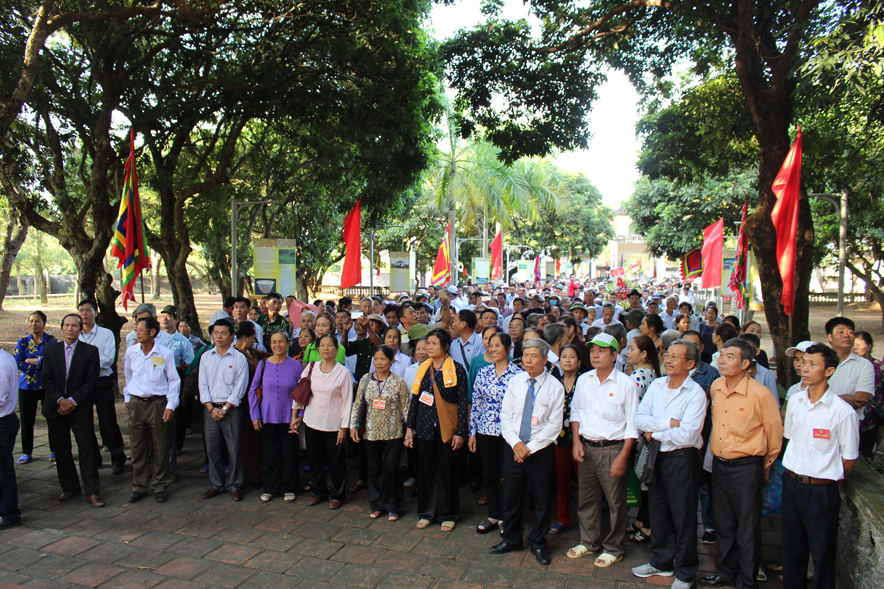 Du khách tham quan, vãng cảnh tại lễ hội đền An Sinh năm 2018. Ảnh: Tùng, Ban Quản lý Khu di tích Nhà Trần.