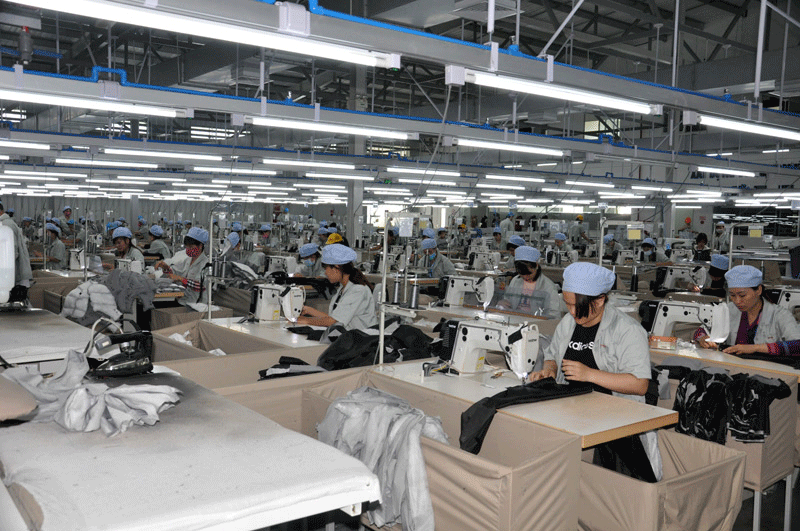 Sản xuất quần áo tại Công ty TNHH May mặc Hoa Lợi Đạt Việt Nam (KCN Texhong Hải Hà).