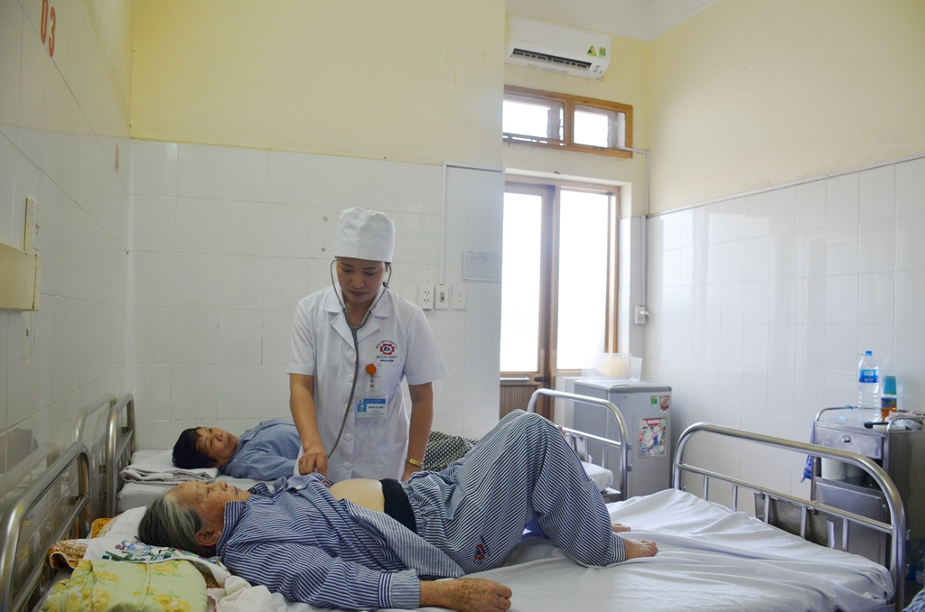 Người cao tuổi được chăm sóc tại Khoa Lão khoa, Bệnh viện Đa khoa tỉnh