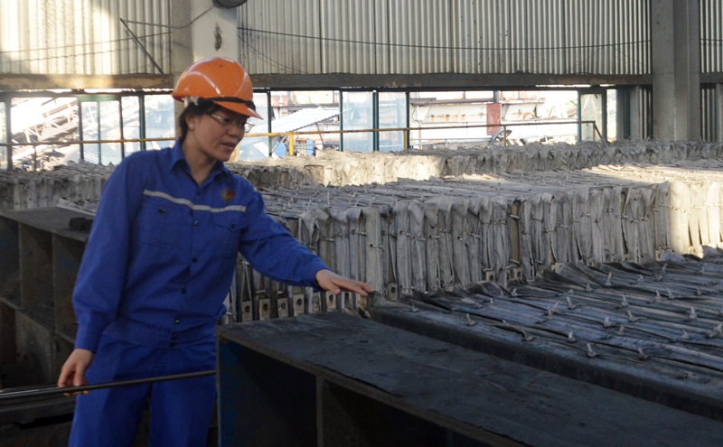 Chị Nguyễn Thị Hanh, kiểm tra các tấm lọc ép từ bùn sau tuyển.