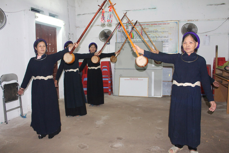  Các thành viên CLB hát Then thơ ca xã Tình Húc tập luyện