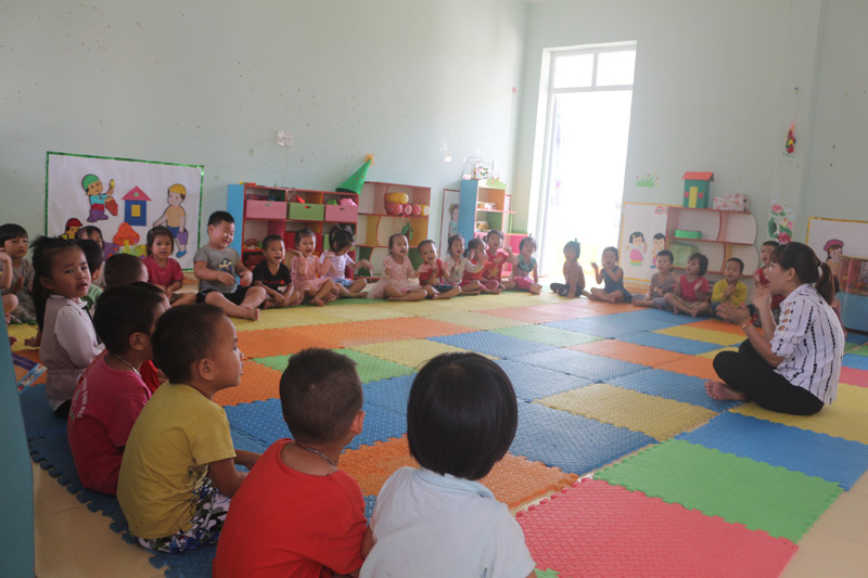 Cô tròTrường mầm non Tình Húc trong một giờ học trên lớp 