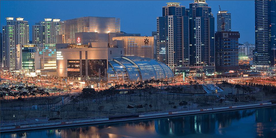 Shinsegae Centum City soi bóng bên sông