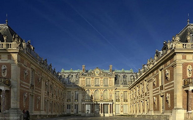  Lâu đài Versailles nhìn từ chính diện