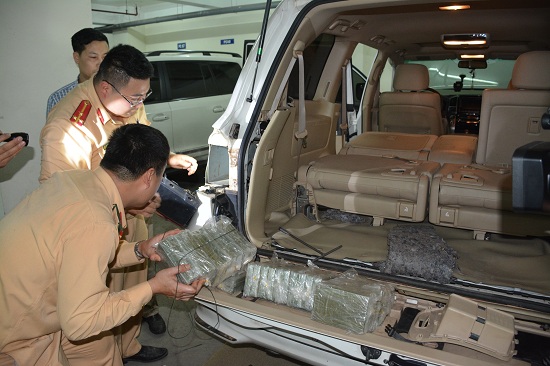 Qua TTKS phát hiện vụ vận chuyển trái phép 100 bánh heroin...