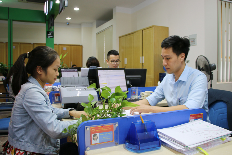 Cán bộ Trung tâm Hành chính công tỉnh hướng dẫn người dân tra cứu thông tin giải quyết thủ tục hành chính.