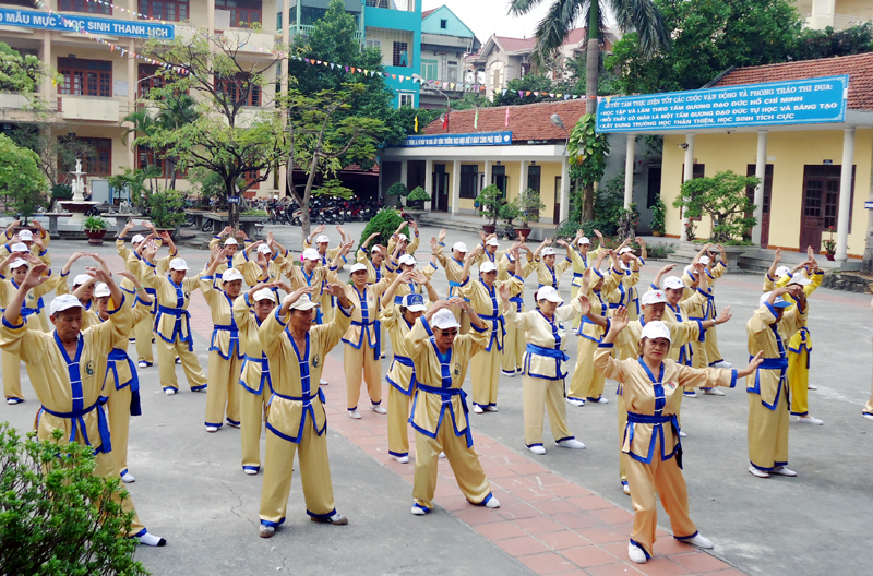 Lớp học thể dục dưỡng sinh cho người cao tuổi do TTHTCĐ phường Mạo Khê, TX Đông Triều tổ chức. (Ảnh do đơn vị cung cấp)