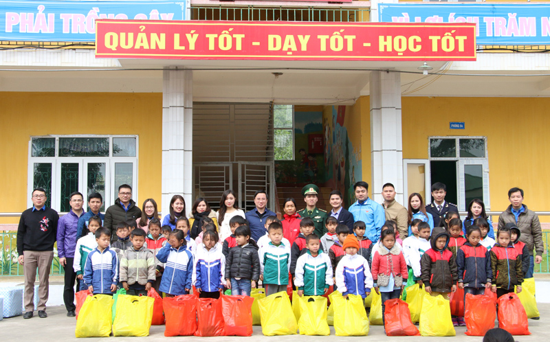 Đoàn công tác Tỉnh Đoàn - Hội LHTN Việt Nam tỉnh thăm, tặng quà Tết cho học sinh có hoàn cảnh khó khăn trường Tiểu học Quảng Đức, huyện Hải Hà trong chương trình 