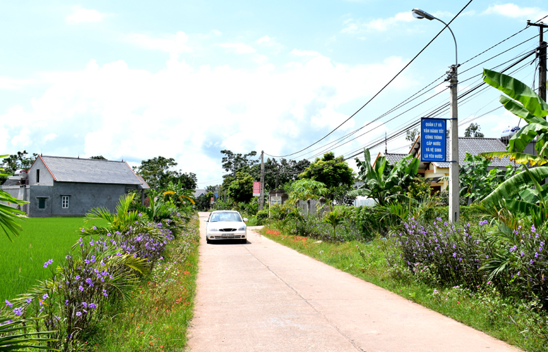 Đường thôn Hà Tràng Đông trước đây là nơi nhạy cảm về rác thải nhưng nay trở thành những hàng rào hoa từ sự vào cuộc của cị em phụ nữ và người dân