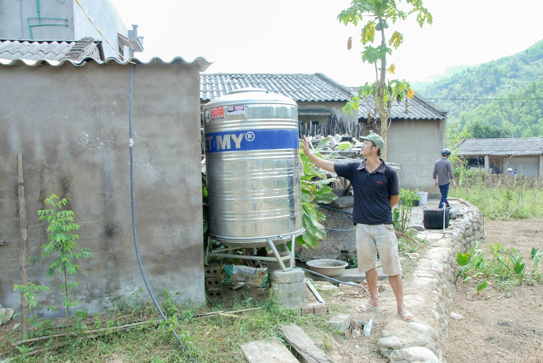 Anh Phùn A Tài, hộ nghèo thôn Nà Nhái (xã Vô Ngại) được hỗ trợ tẹc chứa nước sinh hoạt và xây nhà tiêu hợp vệ sinh.