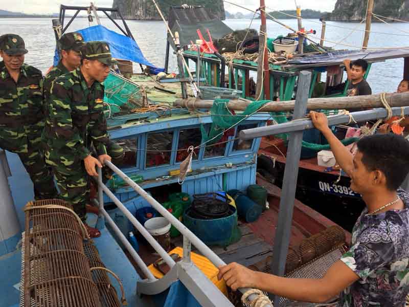 Cán bộ, chiến sĩ Đồn Biên phòng cửa khẩu cảng Cẩm Phả kiểm tra phương tiện vi phạm bị bắt giữ. Ảnh: Phạm Quang Huy (Đồn Biên phòng cửa khẩu cảng Cẩm Phả)