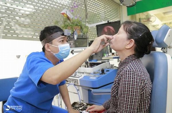 Người bệnh khi có dấu hiệu viêm mũi xoang cần được thăm khám và điều trị đúng phác đồ (ảnh minh họa)