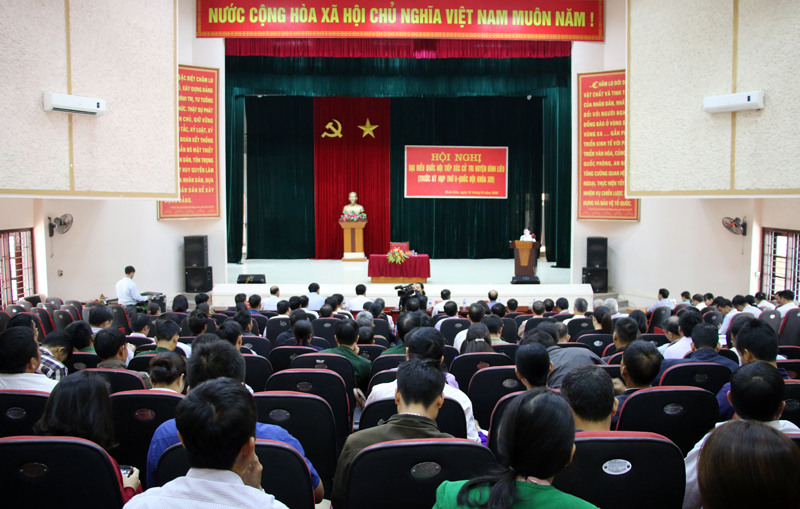 Quang cảnh buổi tiếp xúc cử tri.